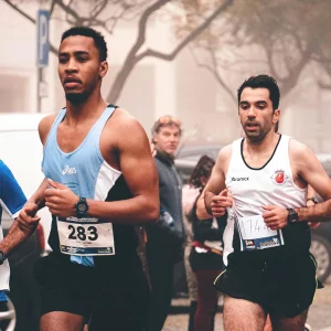 Maratón: qué comer y cómo rendir más. Guía científica sobre carbohidratos, hidratación y suplementación para rendir mejor.