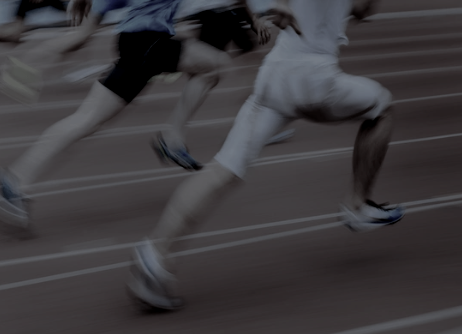 Aprende qué comer antes y durante un maratón. Guía científica sobre carbohidratos, hidratación y suplementación para rendir mejor.